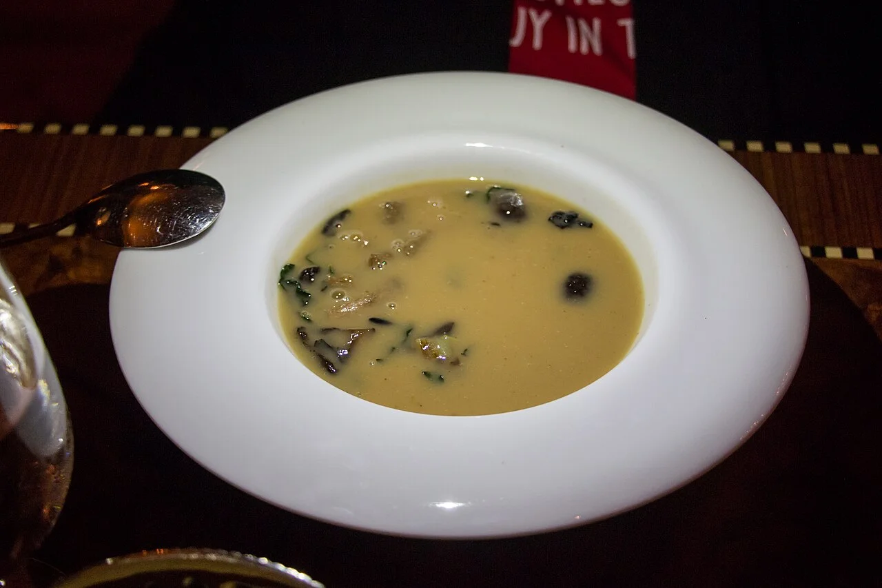 Potage de panais, poire & noisettes