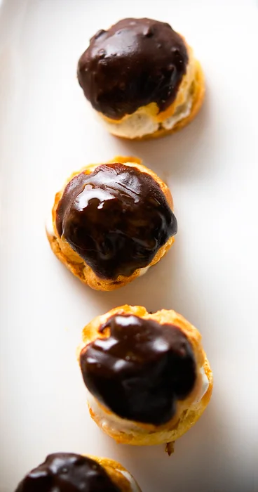 Profiteroles à la vanille & sauce chocolat