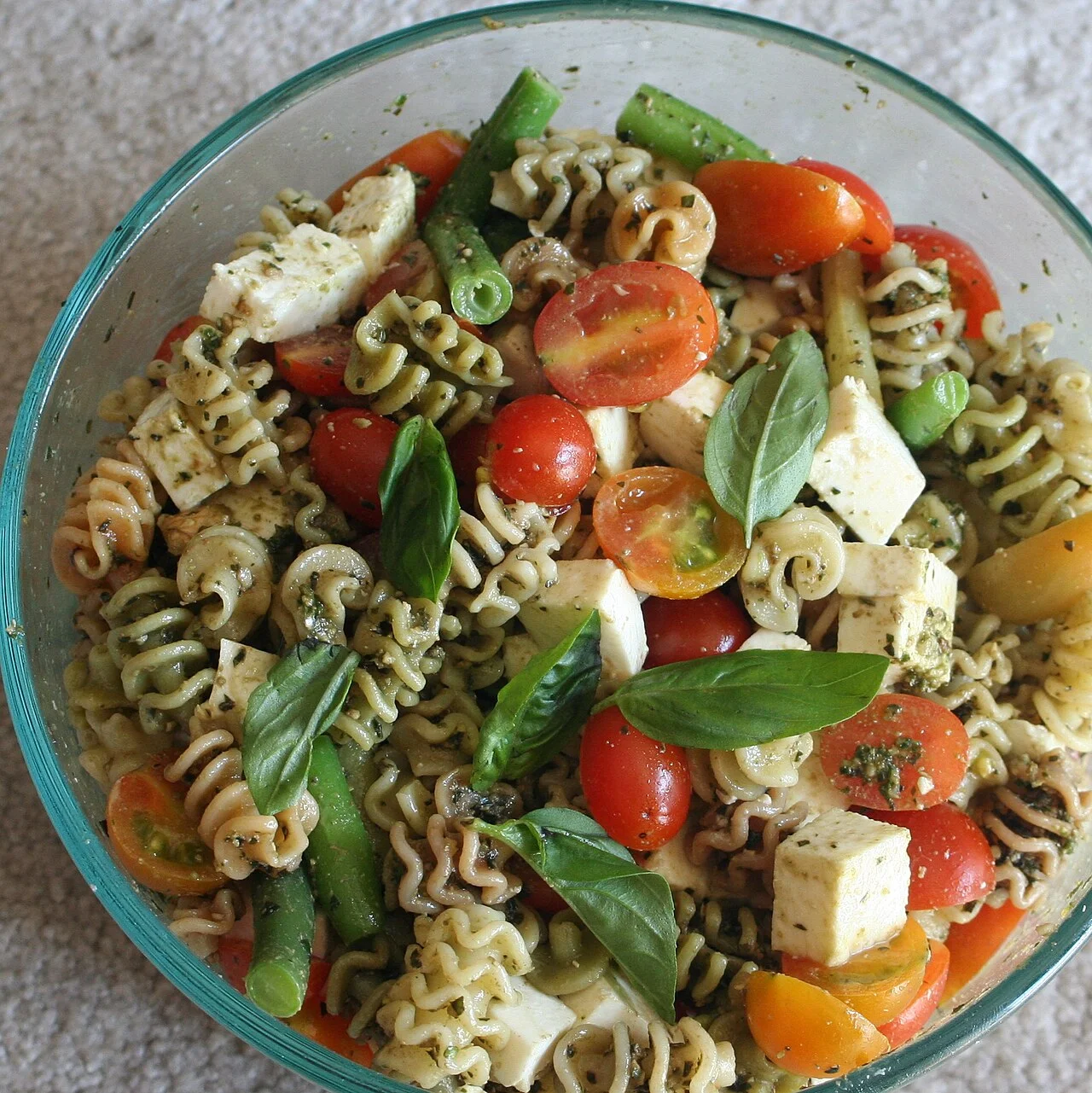 Salade de pâtes au pesto & tomates