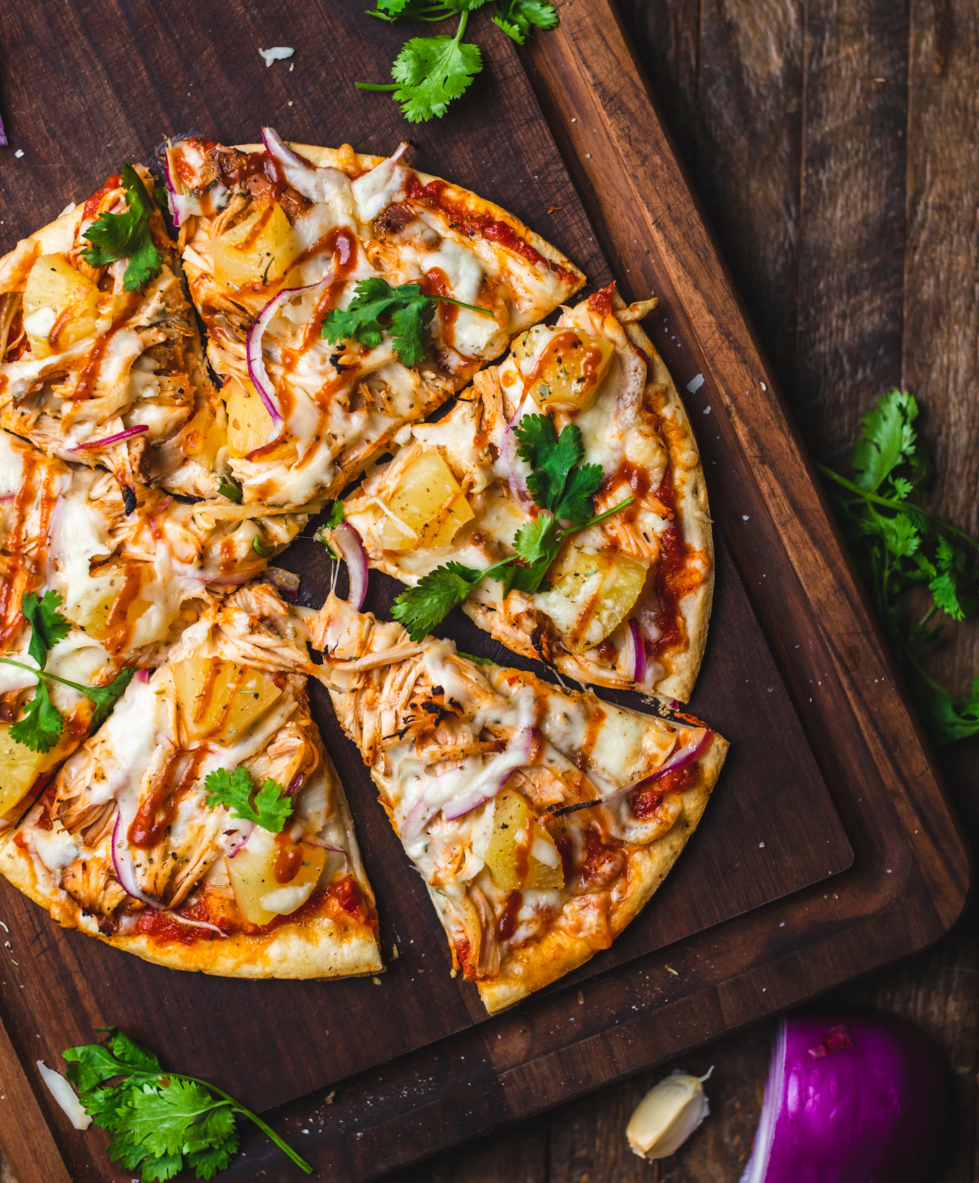 Pizza poulet, ananas & oignon rouge